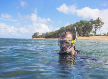 Adam güzel bir tropik adada şnorkel