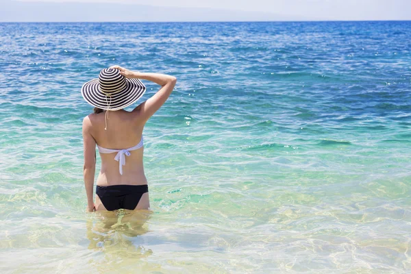 Donna in bikini rilassante — Foto Stock