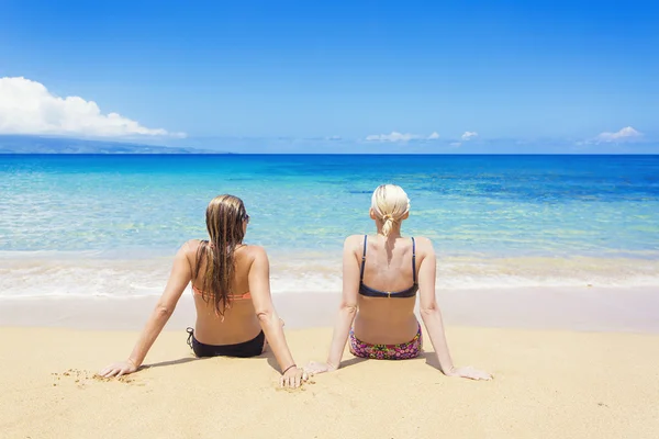 Two women sun tanning — Stock Photo, Image