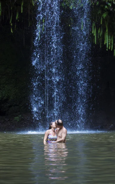 Una pareja abrazando y besando —  Fotos de Stock