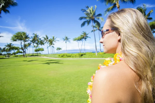 Mulher desfrutando do sol em relaxar — Fotografia de Stock