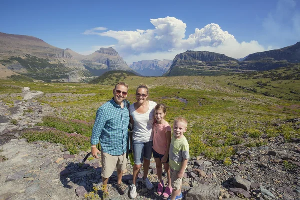 An active family hiking — Stock Photo, Image