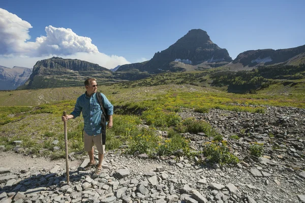 Hombre caminando en las hermosas montañas del Parque Nacional Glaciar — Foto de Stock