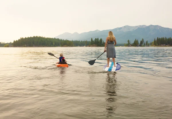 Moeder en zoon paddle boarding — Stockfoto