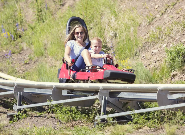 Madre e figlio a cavallo — Foto Stock