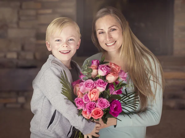 Uma mãe e um filho sorrindo — Fotografia de Stock