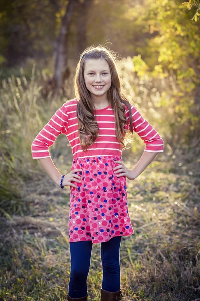 Portret van een mooie jonge tiener meisje buitenshuis. Mooi en schattig vrouwelijke tiener staande en glimlachen — Stockfoto