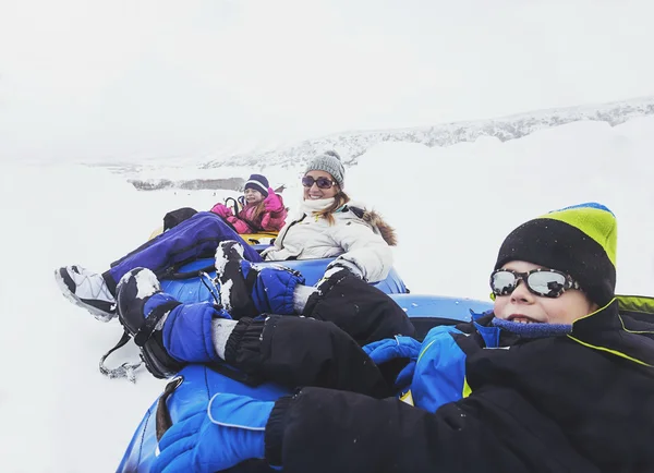 Aile kış eğlenceli. Kızak ve karda oynarken — Stok fotoğraf