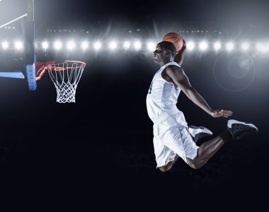 Basketbol oyuncusu puanlama bir slam dunk sepeti.