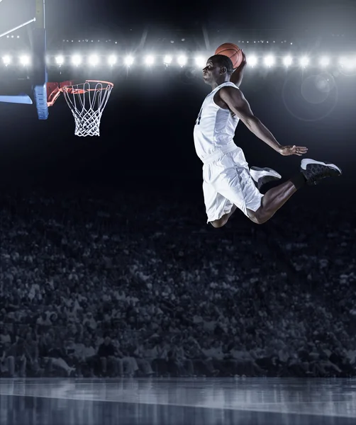 Basketball Player scoring an athletic, amazing slam dunk — Stock Photo, Image