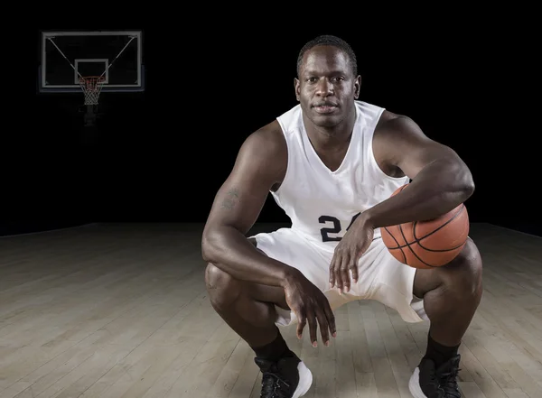 Jugador de baloncesto afroamericano en la cancha de madera dura . —  Fotos de Stock