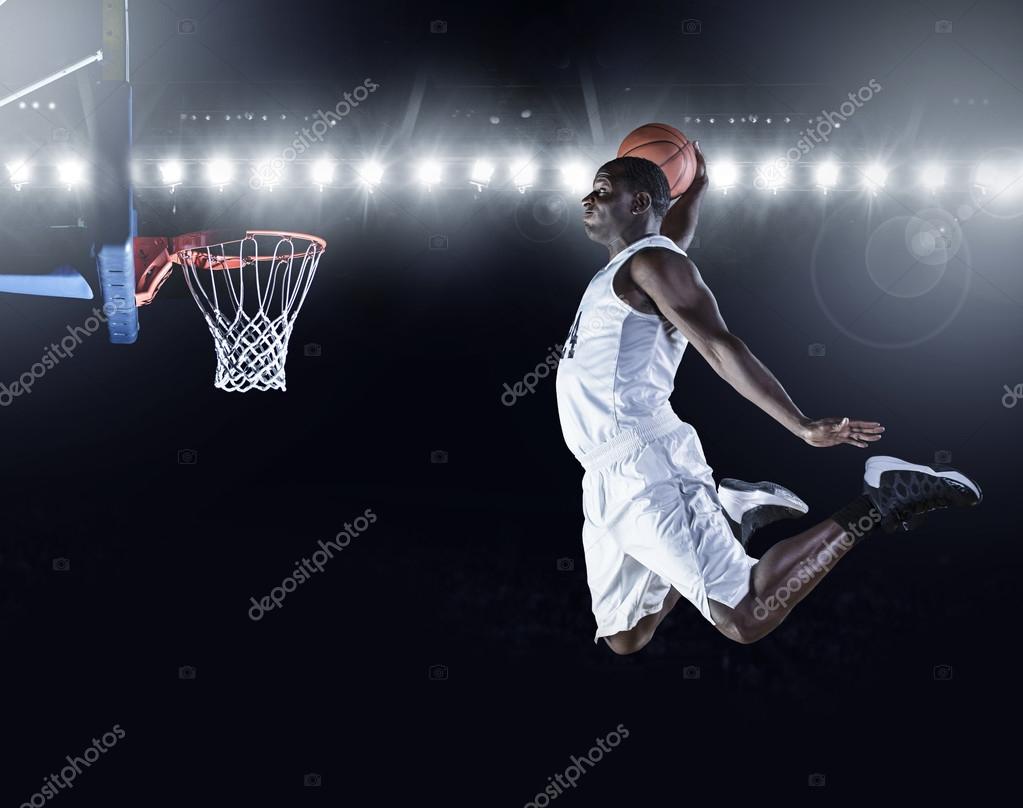 Joueur de basket-ball marquant un slam dunk basket 