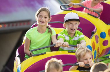 Erkek ve kız üzerinde heyecan verici bir roller coaster ride 