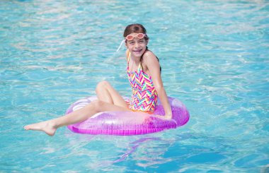 Güzel genç kız oynamaya