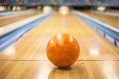Bowling topu renkli bowling salonu şeritte oturan