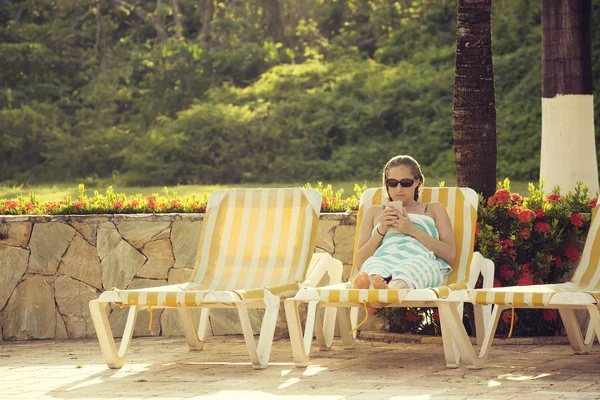 Woman checking her cell phone — Stock Photo, Image