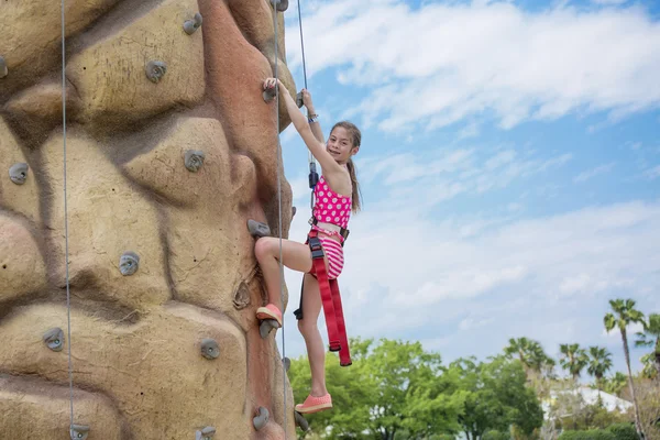 Beautiful little girl rock climbing — Stock Photo, Image
