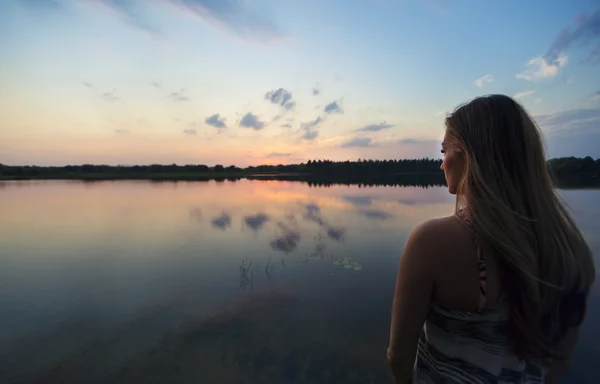 Donna godendo il grande tramonto — Foto Stock