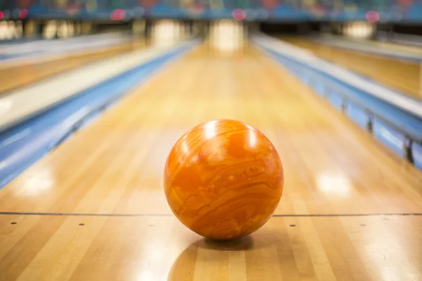 Bowling ball sitting in a colorful bowling alley lane — Stock Photo, Image
