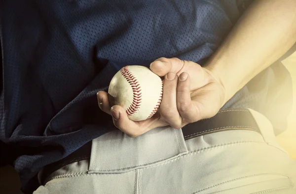 Pichet de baseball prêt à lancer. Gros plan de la main — Photo