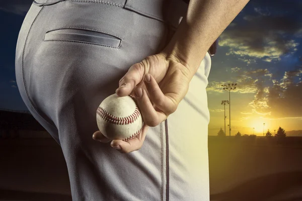 Lancia da baseball pronta a lanciare in una partita di baseball serale — Foto Stock