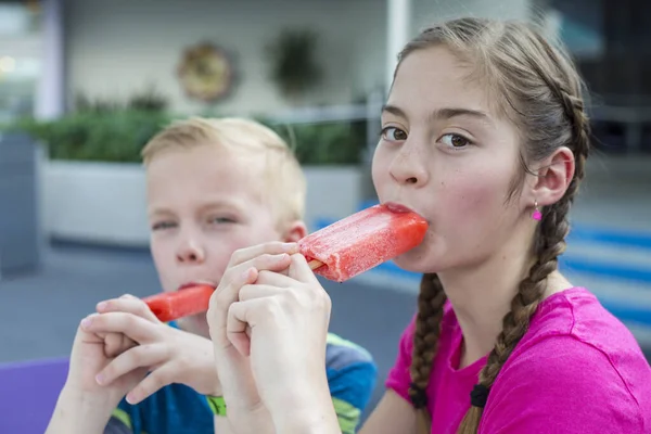 Menino Menina Comendo Sorvete Juntos — Fotografia de Stock