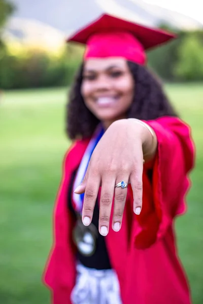 Retrato Una Hermosa Mujer Rizada Mostrando Mano Con Anillo —  Fotos de Stock