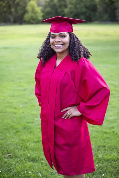 Retrato Una Hermosa Mujer Sonriente Multiétnica Con Gorra Graduación — Foto de Stock