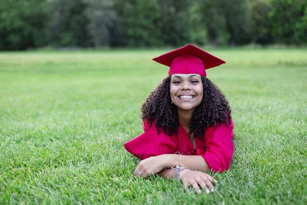 Portret Van Een Mooie Krullende Vrouw Afstudeerkap Het Gras — Stockfoto