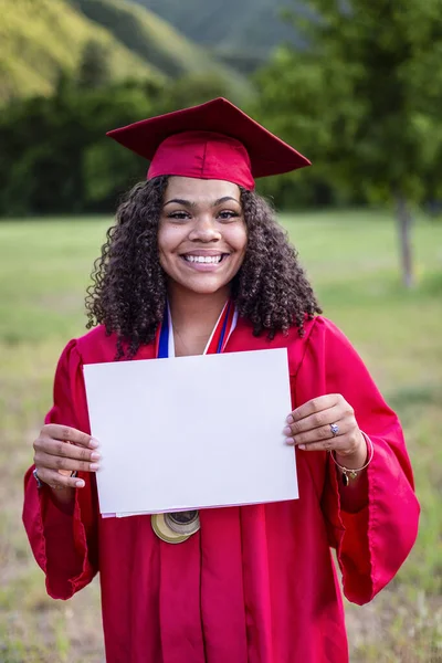 Retrato Una Hermosa Mujer Sonriente Multiétnica Gorra Graduación Sosteniendo Pedazo — Foto de Stock