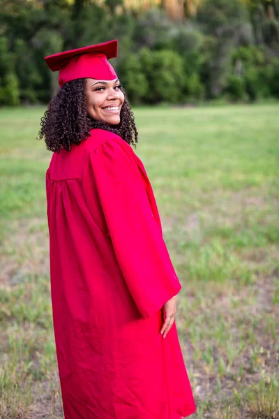 Mezuniyet şapkası takmış çok ırklı güzel bir kadının portresi..