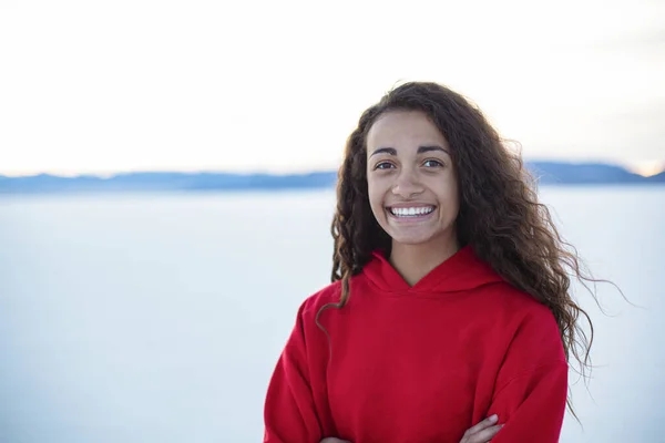 Портрет Щасливої Молодої Афроамериканки Яка Посміхається Солоній Плоскій Пустелі — стокове фото