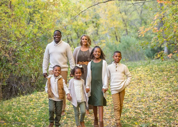 可爱的混合种族家庭肖像画户外 在大自然中与秋天的色彩在一起散步 一个坦率的照片微笑 多元种族的家庭 — 图库照片