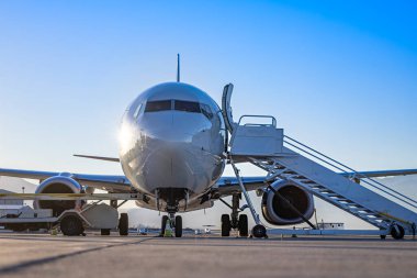 Gün doğumunda uçağın ön görüntüsü.