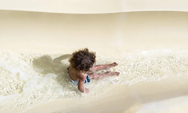 Niño Pequeño Deslizándose Tobogán Agua Luz Del Sol — Foto de Stock