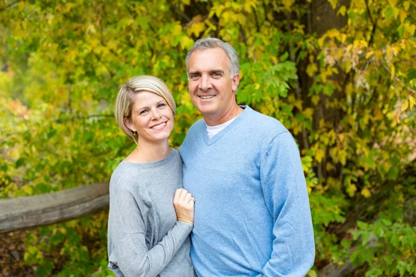 Belo Retrato Casal Meia Idade Livre Sorrindo Olhando Para Câmera — Fotografia de Stock