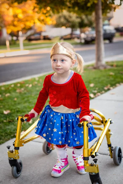 Foto Disabili Una Graziosa Bambina Disabile Che Cammina Con Camminatore — Foto Stock