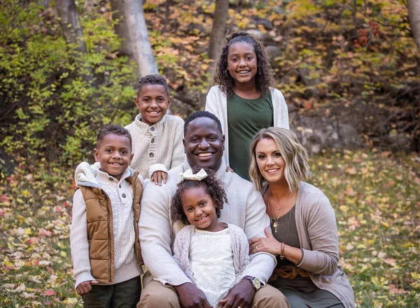 Posing Mixed Race Familienporträt Freien Mit Herbstfarben — Stockfoto