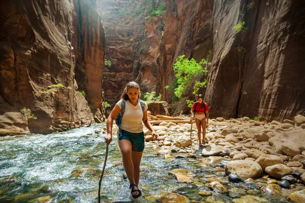 Turistas Cruzando Río Rodeado Rocas —  Fotos de Stock