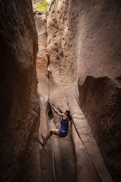 Woman Climbing Rock Using Rope — Stock Photo, Image