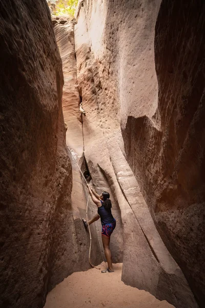 Mujer Escalando Roca Usando Cuerda —  Fotos de Stock