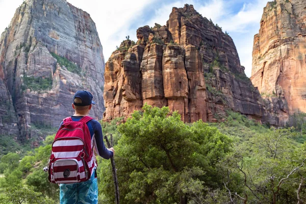 Junge Backpacker Steht Schöner Felslandschaft — Stockfoto