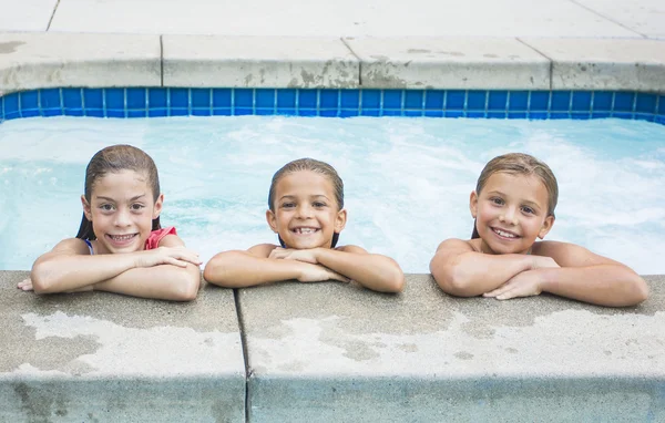 Mädchen spielen im Schwimmbad — Stockfoto