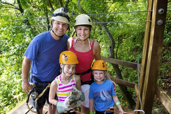 Família desfrutando de uma aventura Zipline — Fotografia de Stock