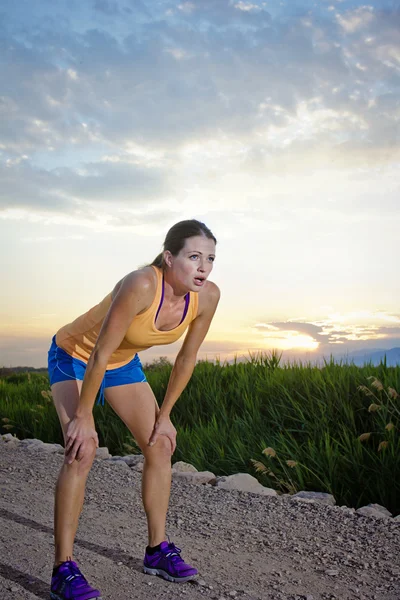 Corredor femenino terminando una carrera — Foto de Stock