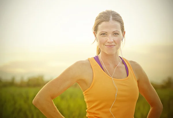 Femmina corridore pronto a correre all'aperto . — Foto Stock