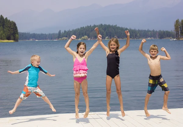 Niños divirtiéndose en sus vacaciones de verano — Foto de Stock