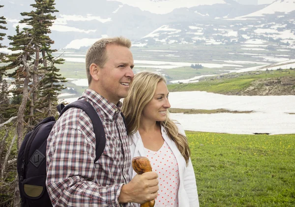 Beautiful couple hiking — Stock Photo, Image