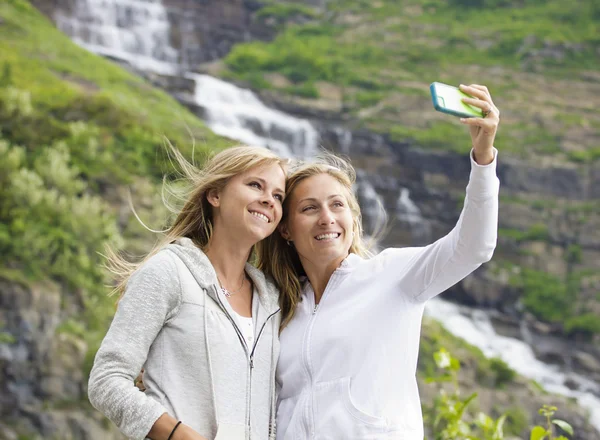 Female Friends taking selfie at a national park — Stock Photo, Image