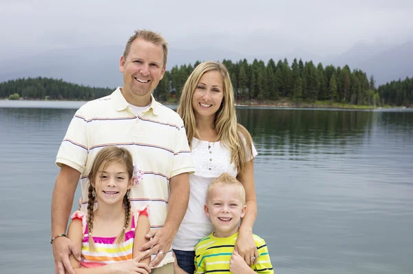 Familie genießt gemeinsam den Sommerurlaub — Stockfoto